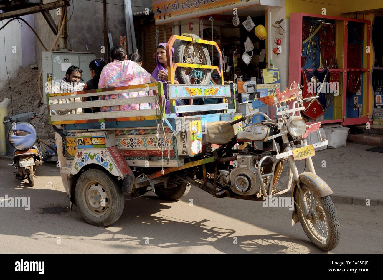Motorrad-Rikscha für öffentliche Verkehrsmittel, Bhuj, Kutch, Gujarat, Indien, Asien Stockfoto