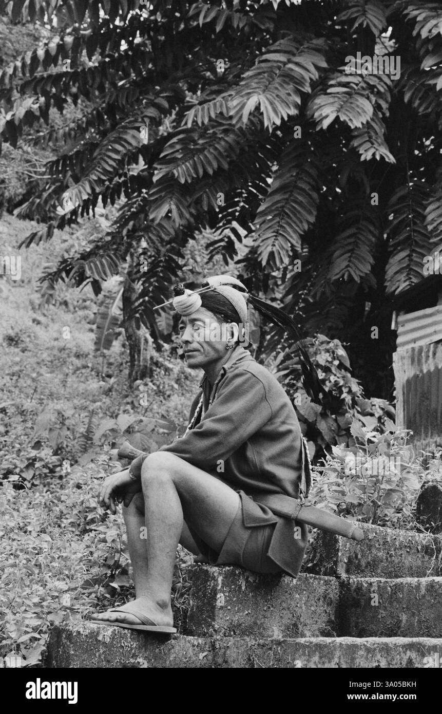 Nocte Stammesleute Dorfführer in traditioneller Kleidung, Bezirk Tirap, Arunachal Pradesh, Indien 1982 KEIN MR Stockfoto