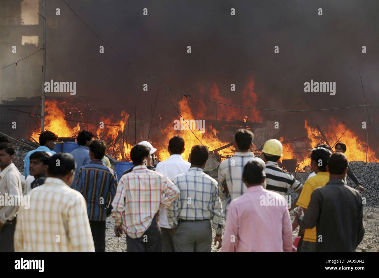 Zuschauer, die das Feuer der Mhada-Kolonie in Versova, Andheri in Bombay, jetzt Mumbai, Maharashtra, Indien, Asien betrachten Stockfoto