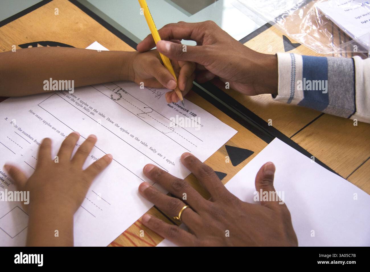 Aktivität von fünf Jahre altes Mädchen Hausaufgaben mit Mutter Herr #543 Stockfoto