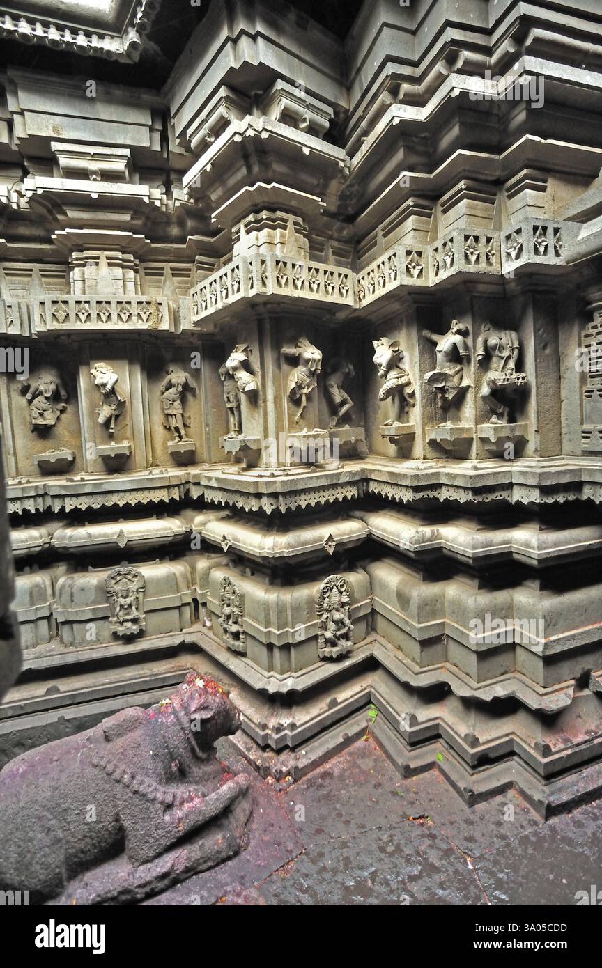 Beschädigte Reliefskulpturen am Bhuleshwar-Tempel in Yawat, pune, Maharashtra, Indien, Asien Stockfoto