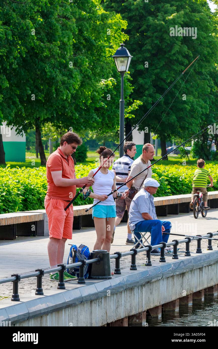 Touristen, die an einem Sommertag in einem Stadtpark fischen. Moskau, Russland, 12. August 2017 Stockfoto