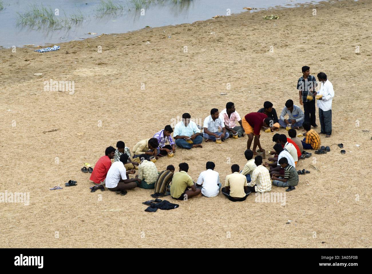Picknickgruppe am bhavani River, Dharapuram, Tamil Nadu, Indien, August-2009 Stockfoto