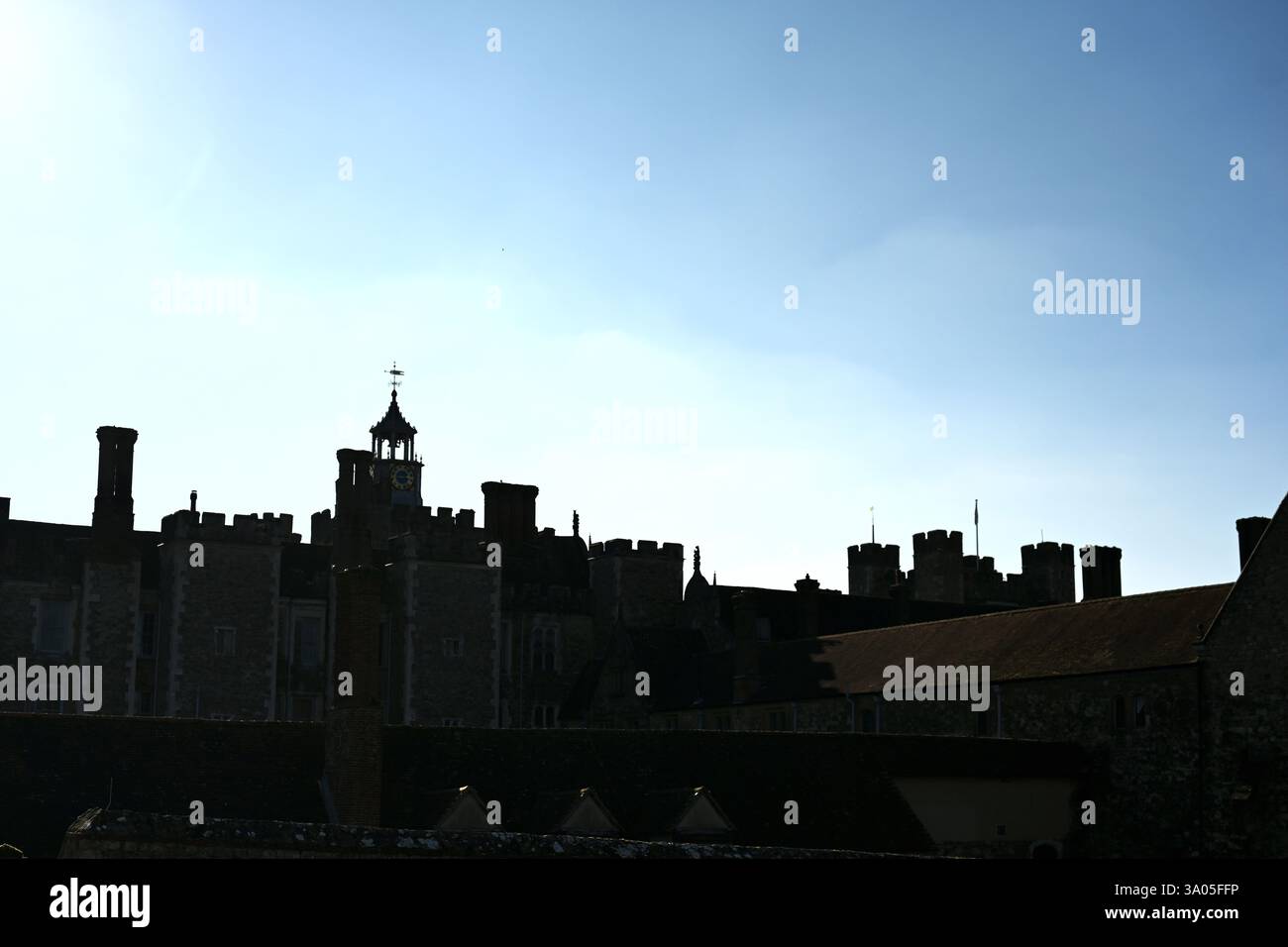 Silhouette von Knole Place an einem klaren blauen Himmel Stockfoto