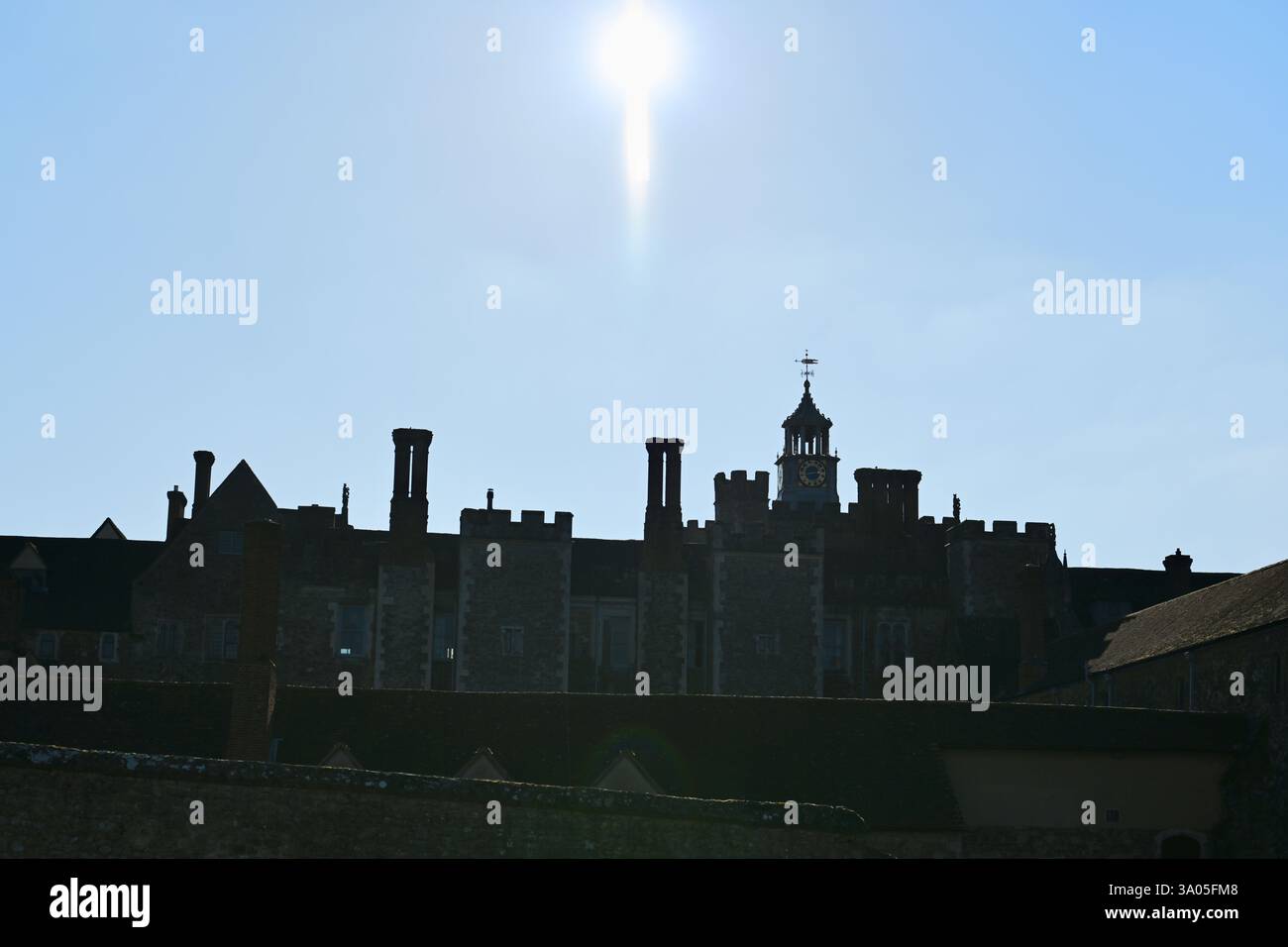 Einzigartige Silhouette des Knole Landhauses an einem schönen sonnigen Tag Stockfoto