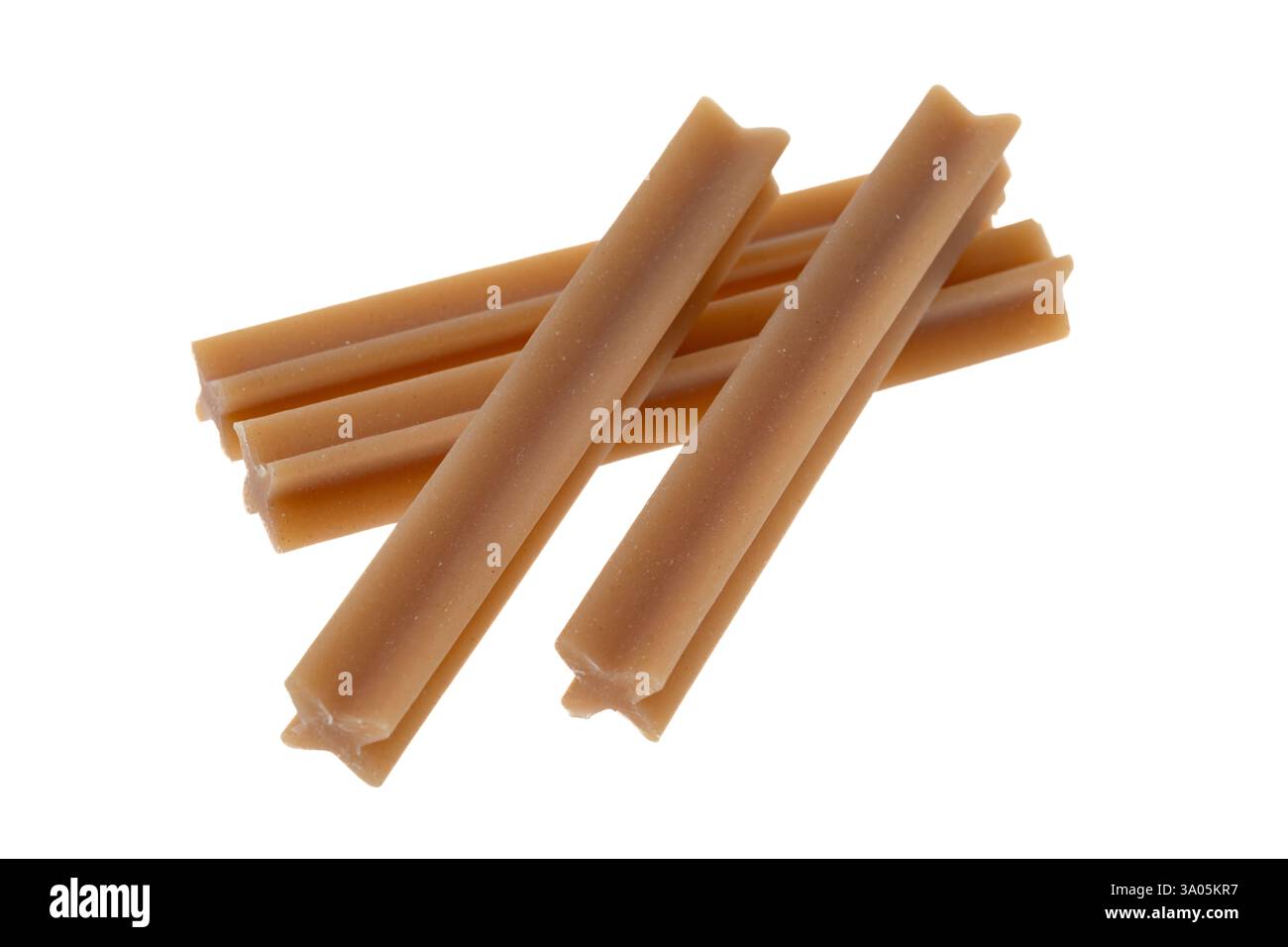 Kaustäbchen für Hunde - weißer Hintergrund Stockfoto