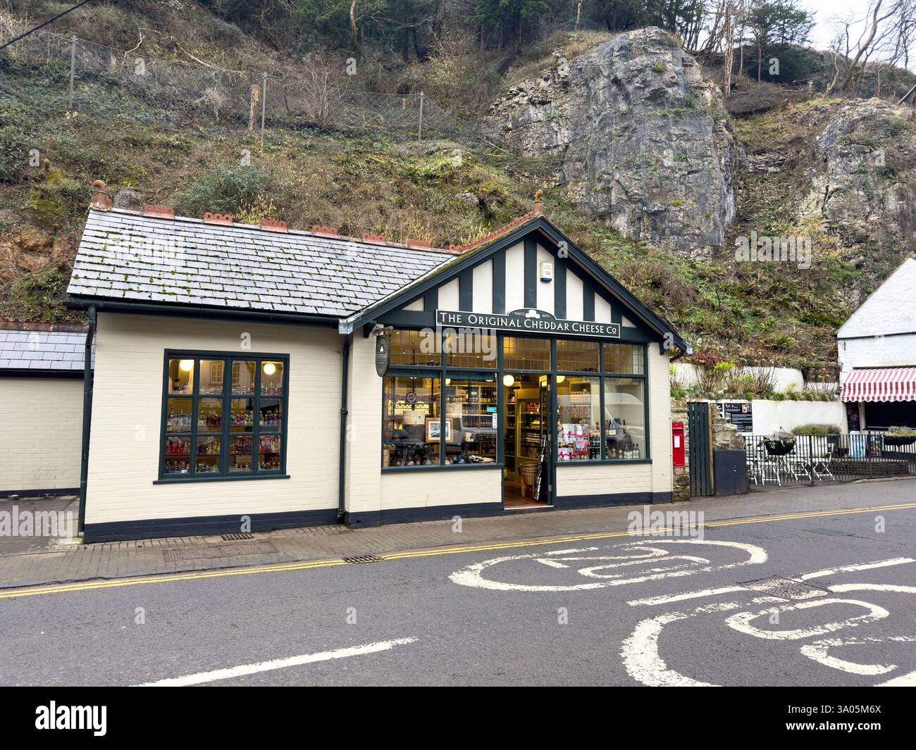 Cheddar, Großbritannien - 23. Februar 2025: Blick auf das Äußere des ursprünglichen Cheddar Cheese Co-Shops in Cheddar, einem Dorf in Somerset, Großbritannien, das für seinen Besuch berühmt ist - Smartphone-aufgenommenes Stockfoto
