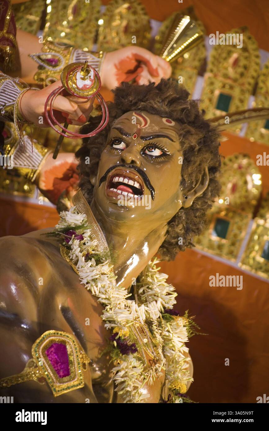 Idol des Dämons namens Mahishasur getötet von der Göttin Durga, Durga Pooja Dassera Vijayadasami Festival, Kalkutta Kolkata, Westbengalen, Indien, Asien Stockfoto