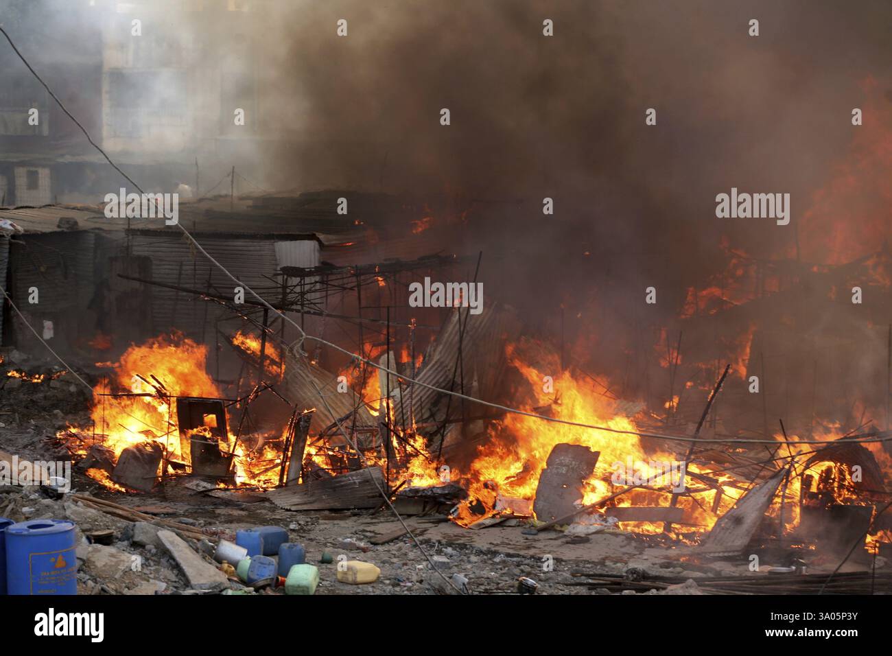 Feuer auf die Mhada-Kolonie in Versova, Andheri in Bombay, jetzt Mumbai, Maharashtra, Indien, Asien Stockfoto