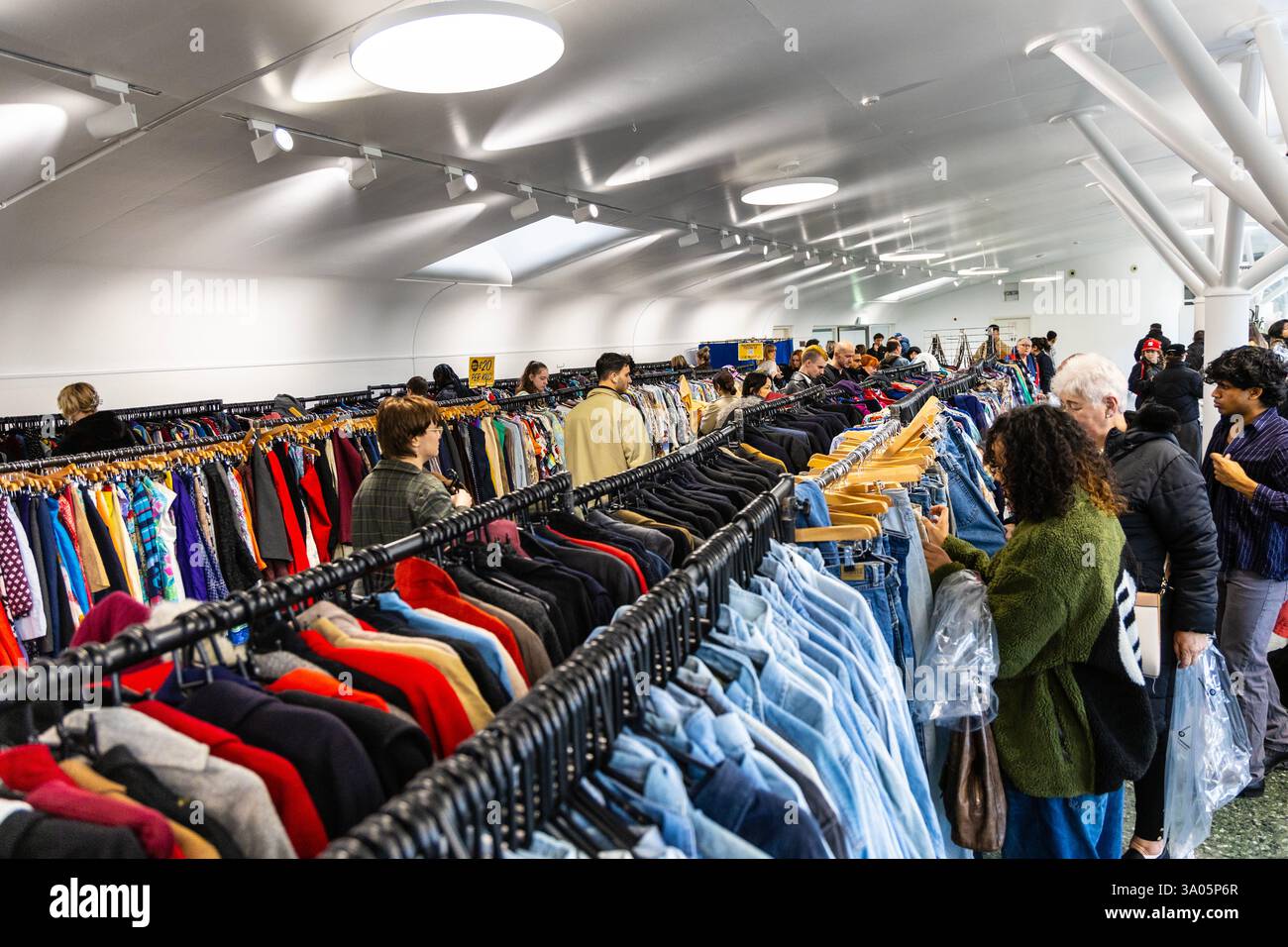 Im Ecology Pavilion in Mile End (Worth the Weight Sale) in London, England, kaufen Besucher ein Stockfoto