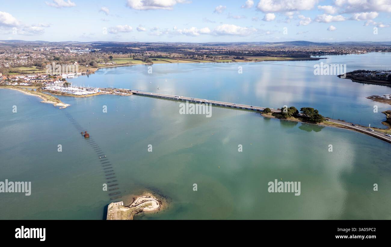 Aus der Vogelperspektive zeigt die Straßenbrücke nach Hayling Island in Hampshire mit Blick nach Nordosten Stockfoto