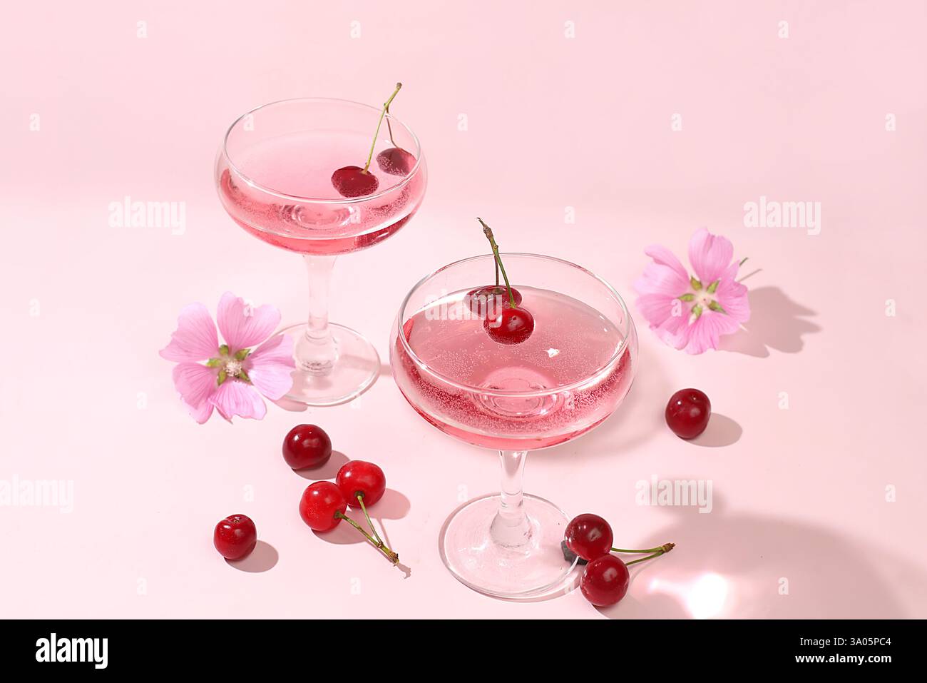 Modernes Stillleben mit Rosenwein, alkoholischem Cocktail und Kirschbeeren auf elegantem modernem Hintergrund, minimales Konzept für Bar, Café, Werbung banne Stockfoto