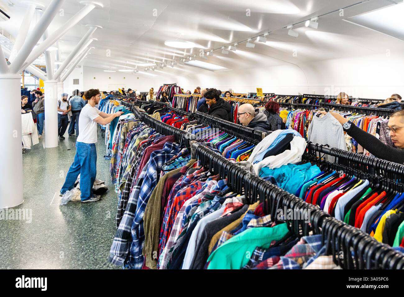 Im Ecology Pavilion in Mile End (Worth the Weight Sale) in London, England, kaufen Besucher ein Stockfoto