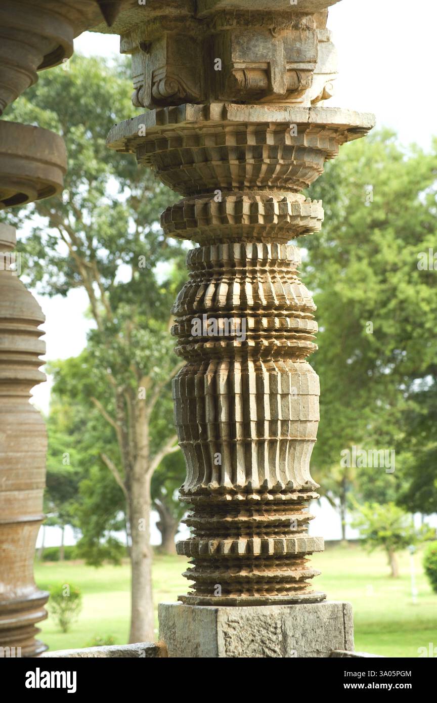 Geschnitzte Säule im Hoysaleswara-Tempel, Halebid Halebidu, Hassan, Karnataka, Indien, Asien Stockfoto