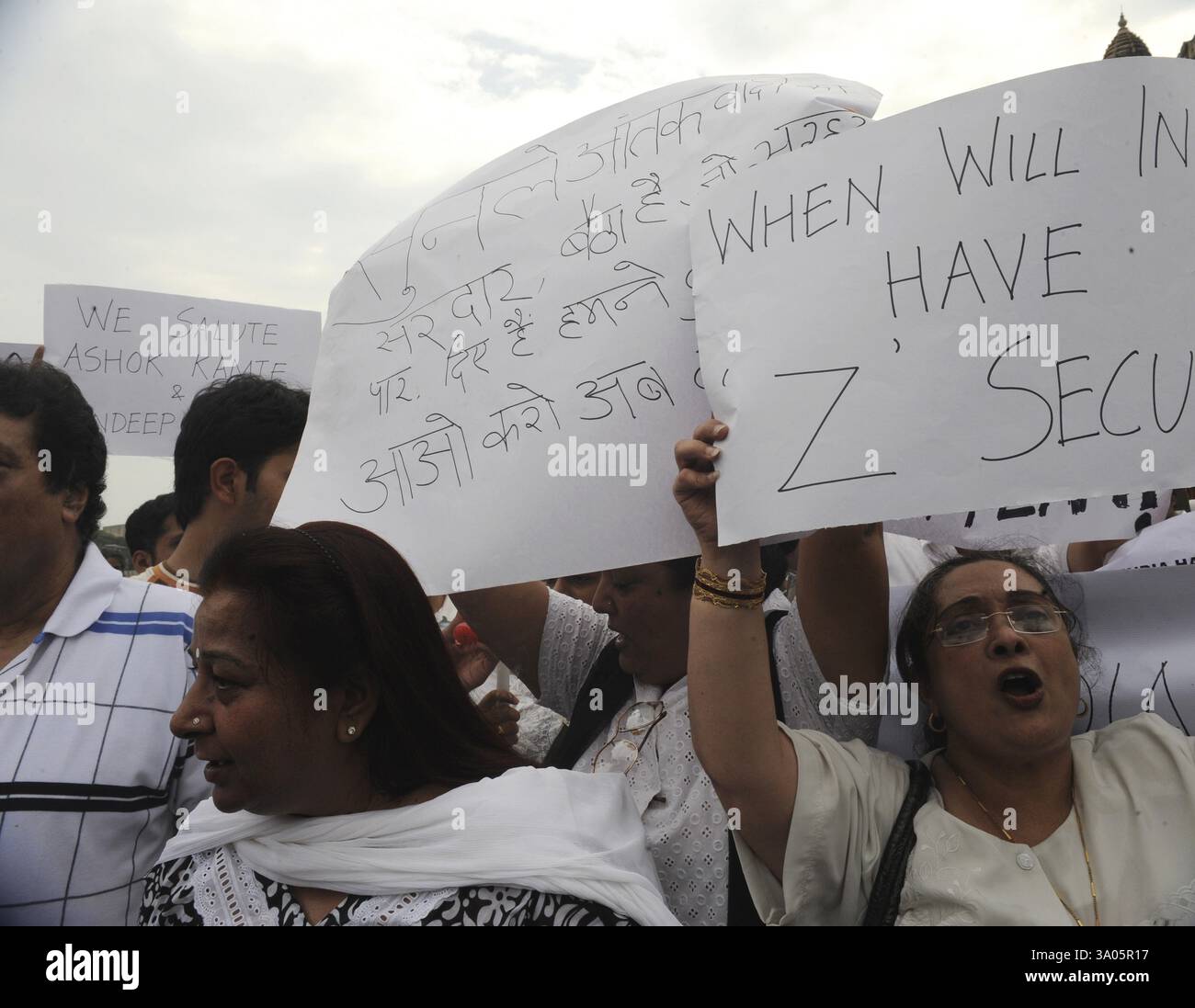 Demonstranten-Banner vor dem Taj Mahal Hotel, nach dem Terroranschlag von Deccan Mudschahedeen am 26. November 2008 in Bombay Stockfoto