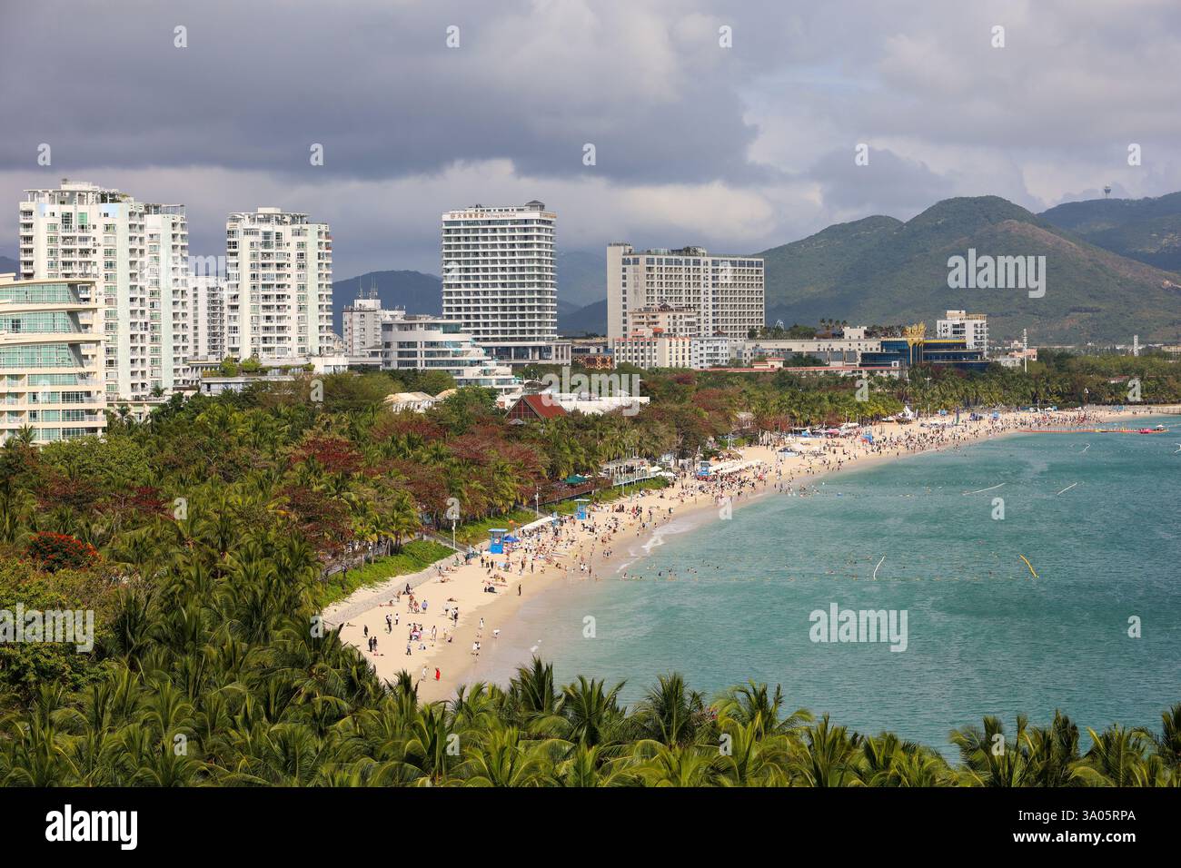 Blick auf den tropischen Meeresstrand in der Dadonghai Bucht der Insel Hainan Stockfoto