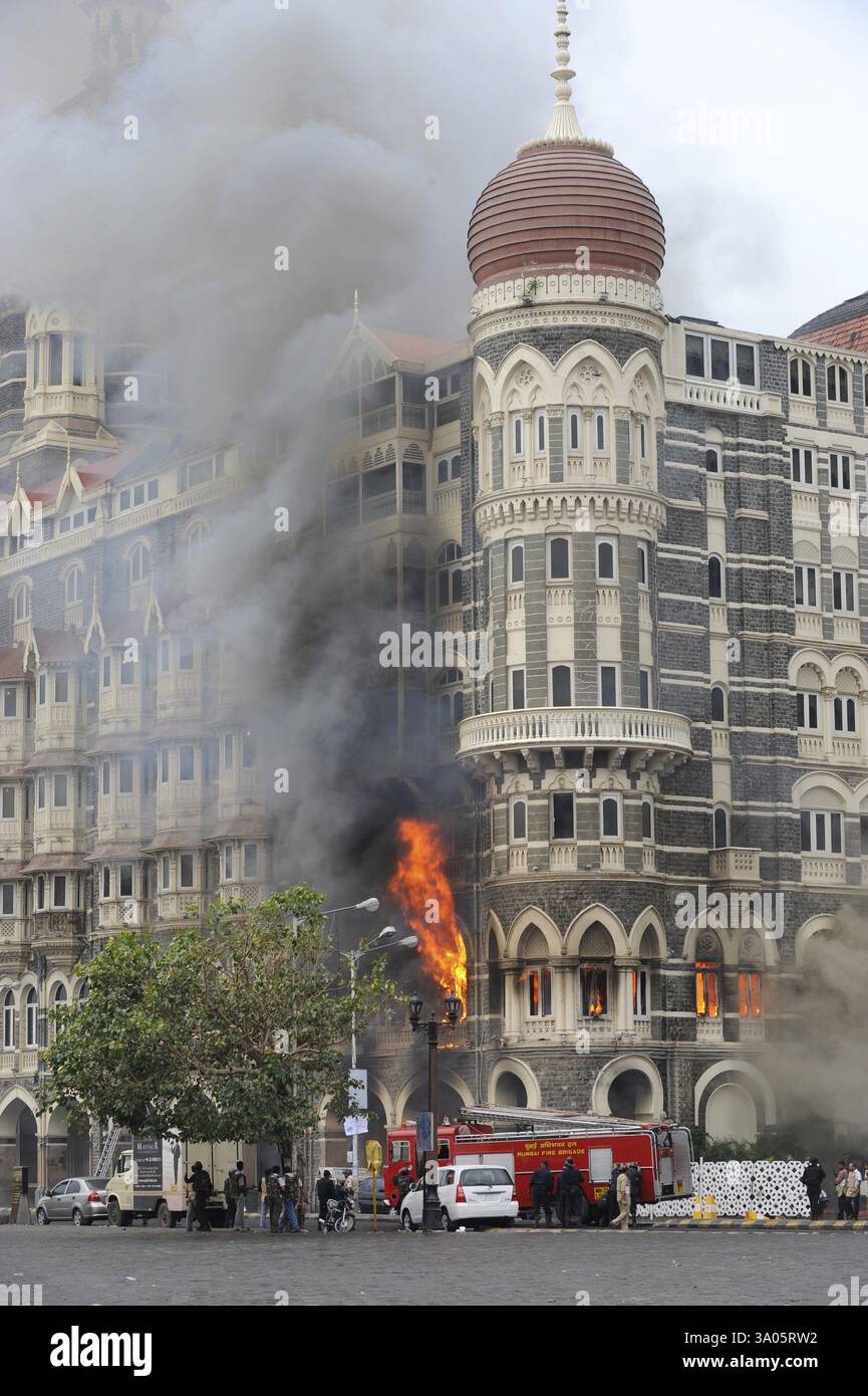 Feuer in der Hotelfeuerwehr Taj Mahal nimmt Position ein, Terroranschlag Deccan Mudschahedeen am 26. November 2008 in Bombay Stockfoto