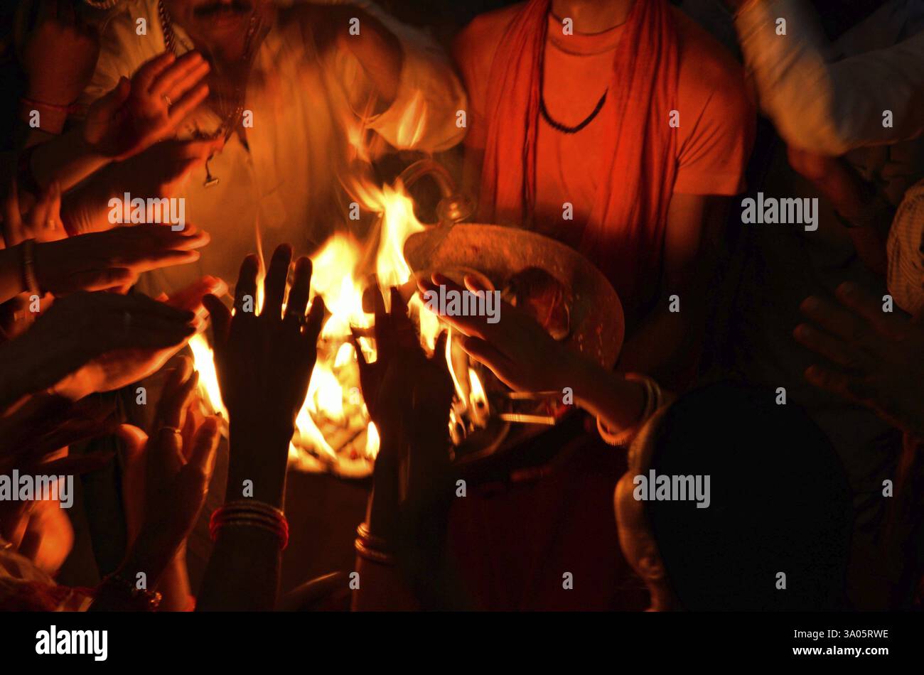 Menschen, die Wärme des heiligen Feuers Aarti Tempels Jodhpur Rajasthan Indien Asien Stockfoto