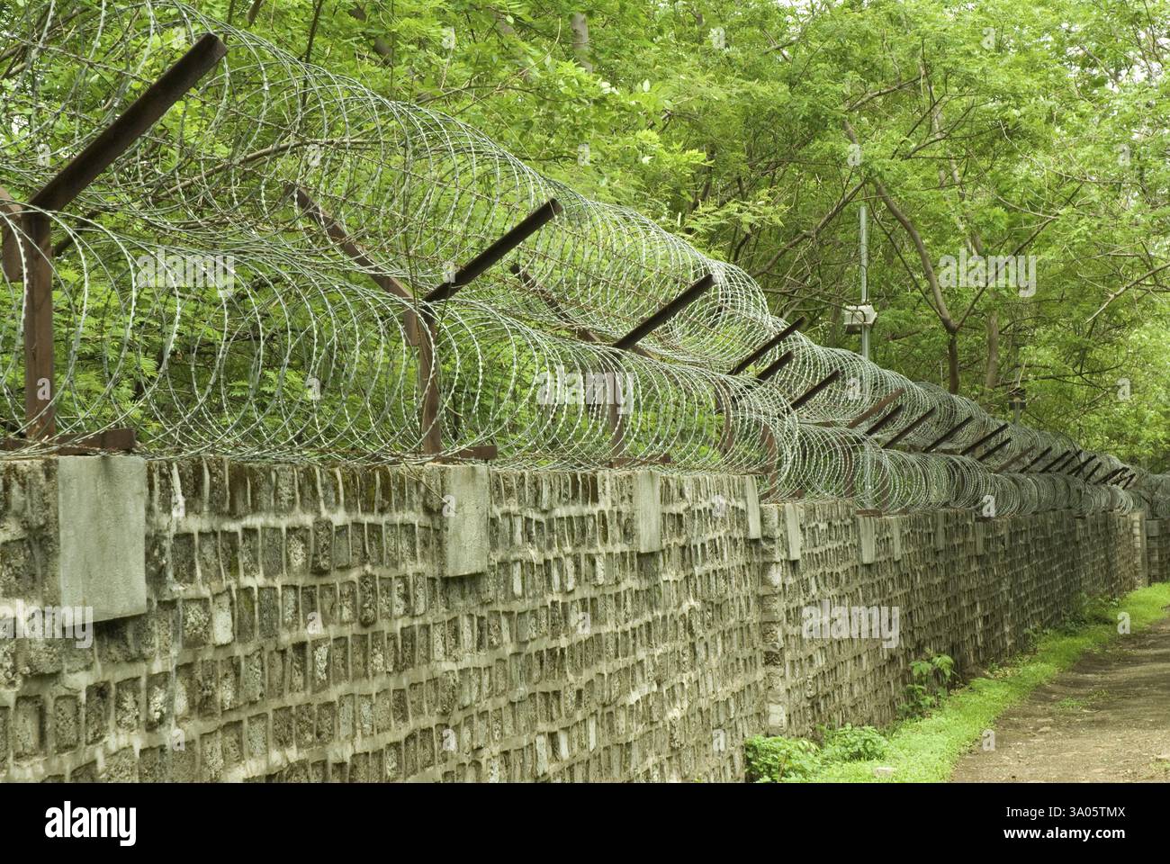 Verbundmauer mit Zäunen, Kothrud, Pune, Maharashtra, Indien, Asien Stockfoto