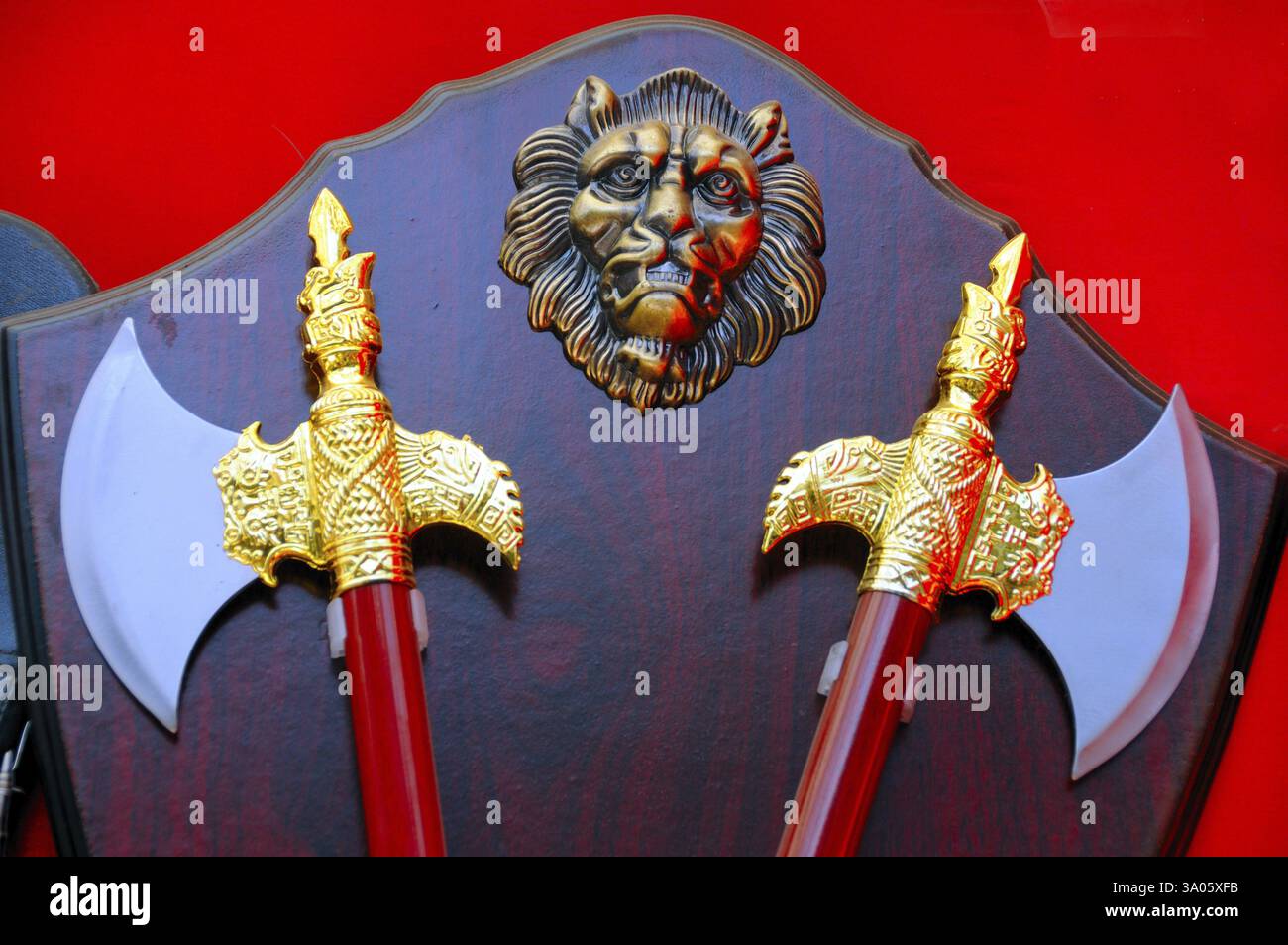 Handwerksschild mit zwei Äxten und einer Löwenmaske, Rajasthan, Indien, Asien Stockfoto