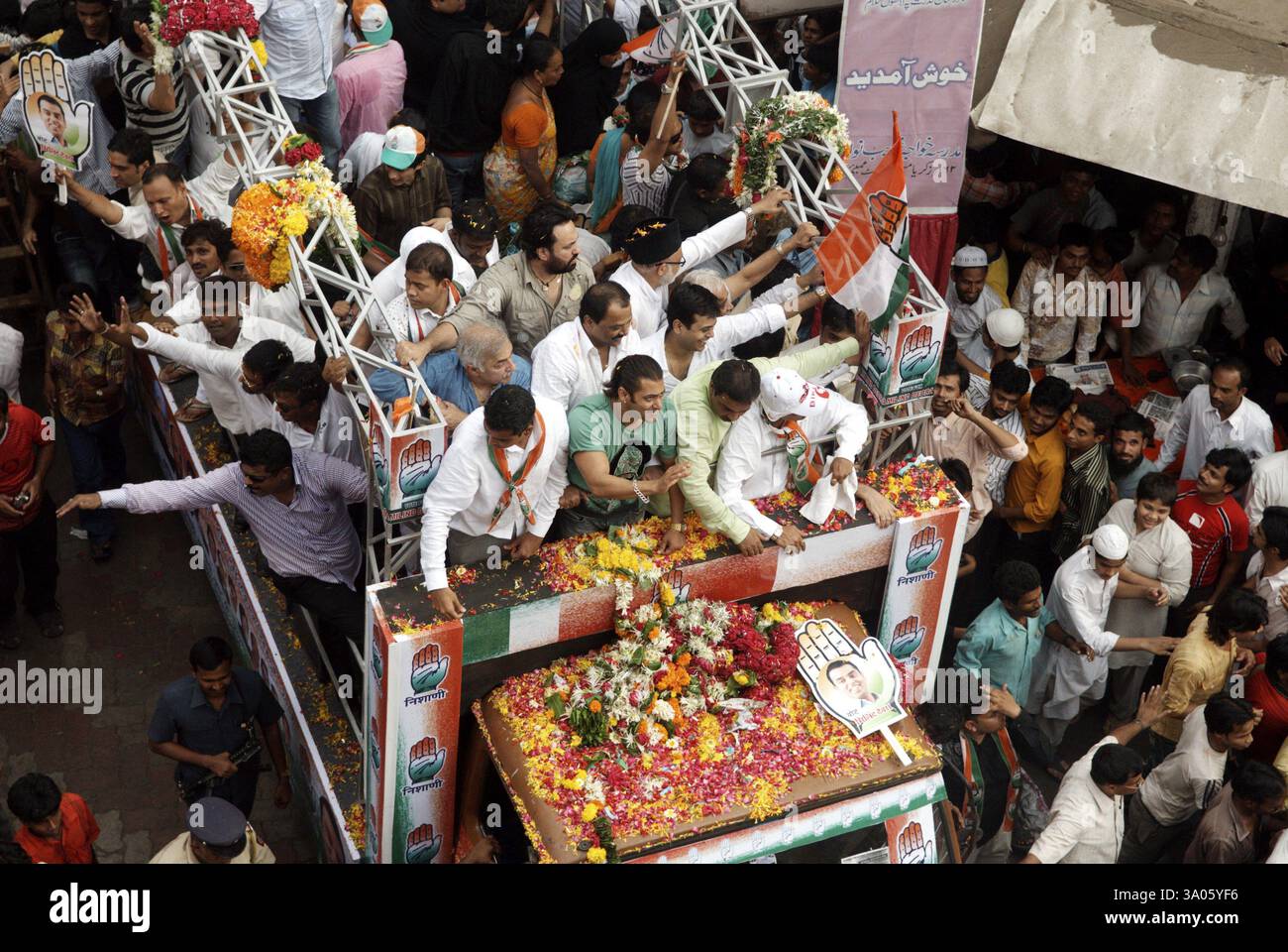 Schauspieler Salman Khan im Roadshow Teil des Wahlkampfes für die Indian National Congress Kandidat Milind Deora in Bombay Stockfoto