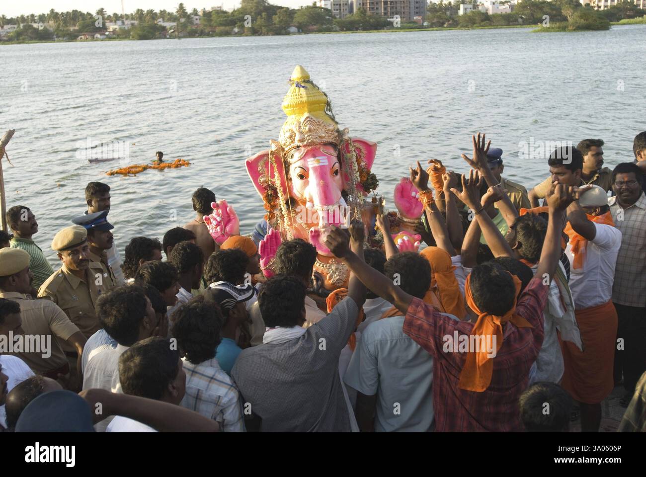 Menschen, die ein Idol von Lord ganesh tragen, um in den Teich des Ganpati Festivals, Muthannankulam, Coimbatore, einzutauchen Stockfoto