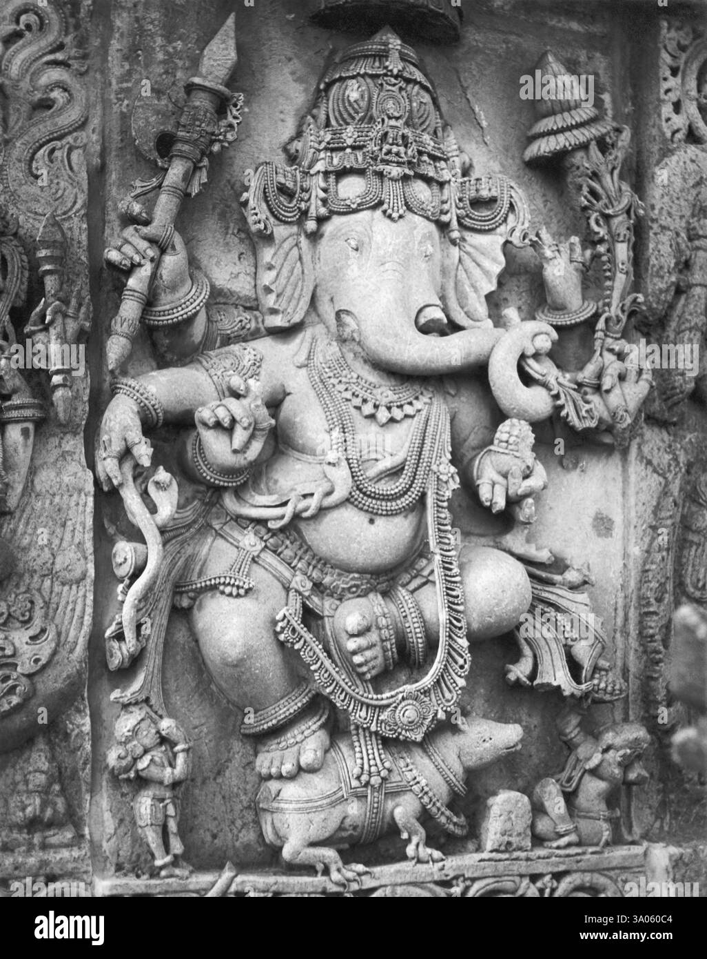 Steinskulptur von Lord Ganesh Ganpati im Helebid-Tempel, Mysore, Karnataka, Indien 1940er Jahre Stockfoto