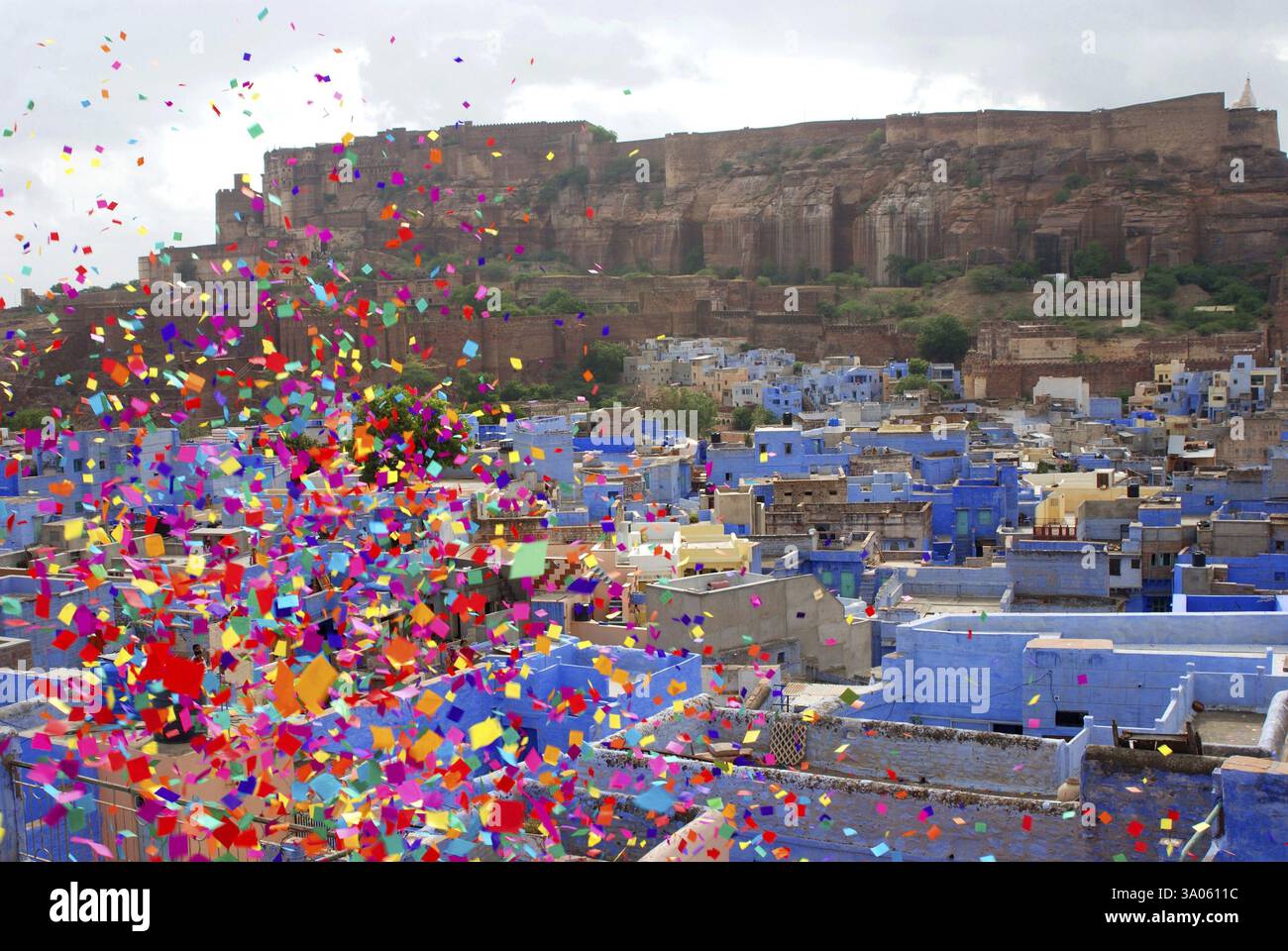 Mehrangarh Fort und Blue beherbergt farbenfrohe Papiere Fliegen, Jodhpur, Rajasthan, Indien, Asien Stockfoto