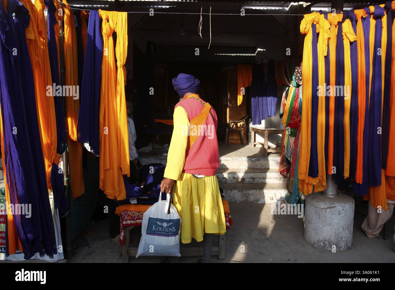 Nihang oder Sikh-Krieger kaufen Kleidung während der Feierlichkeiten von Hola Mohalla im Anandpur Sahib in Rupnagar Stockfoto