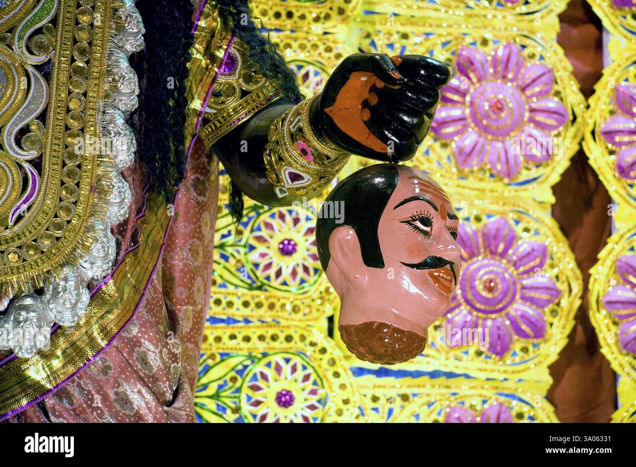 Hängend des menschlichen Kopfes in der Hand der Göttin Kali Puja, Kalkutta, Westbengalen, Indien, Asien Stockfoto