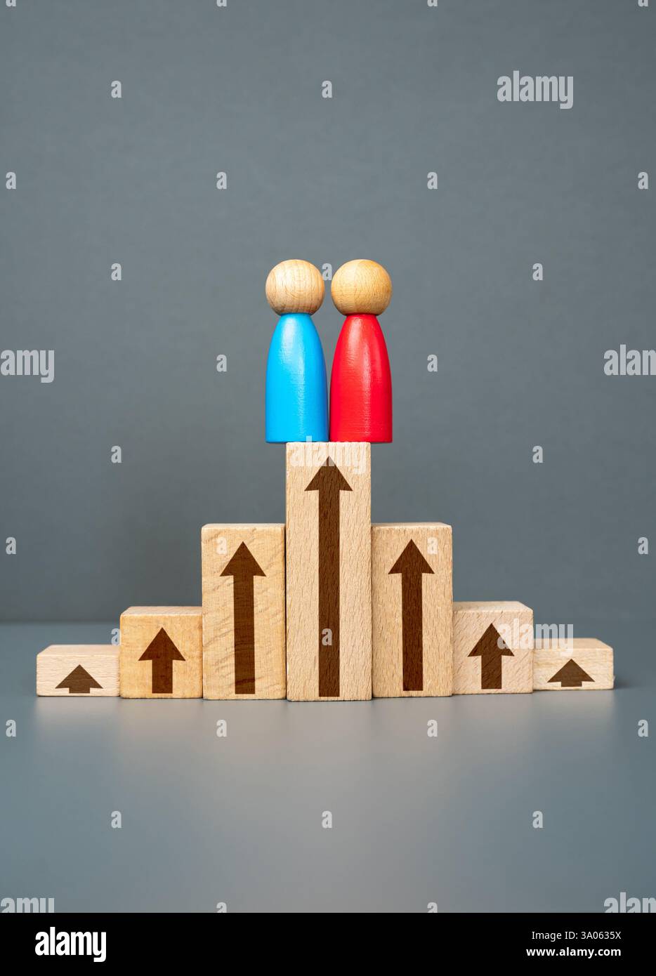 Zwei Gegner treffen sich an der Spitze für den Abschlusstest. Das Ende des Spiels. Politischer Kampf. Doppelte Leistung. Einfluss und Dominanz Stockfoto