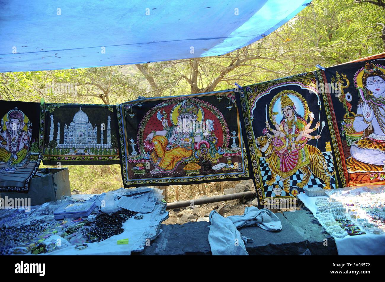 Gemälde von hindugöttern und Göttin, Bombay Mumbai, Maharashtra, Indien, Asien Stockfoto