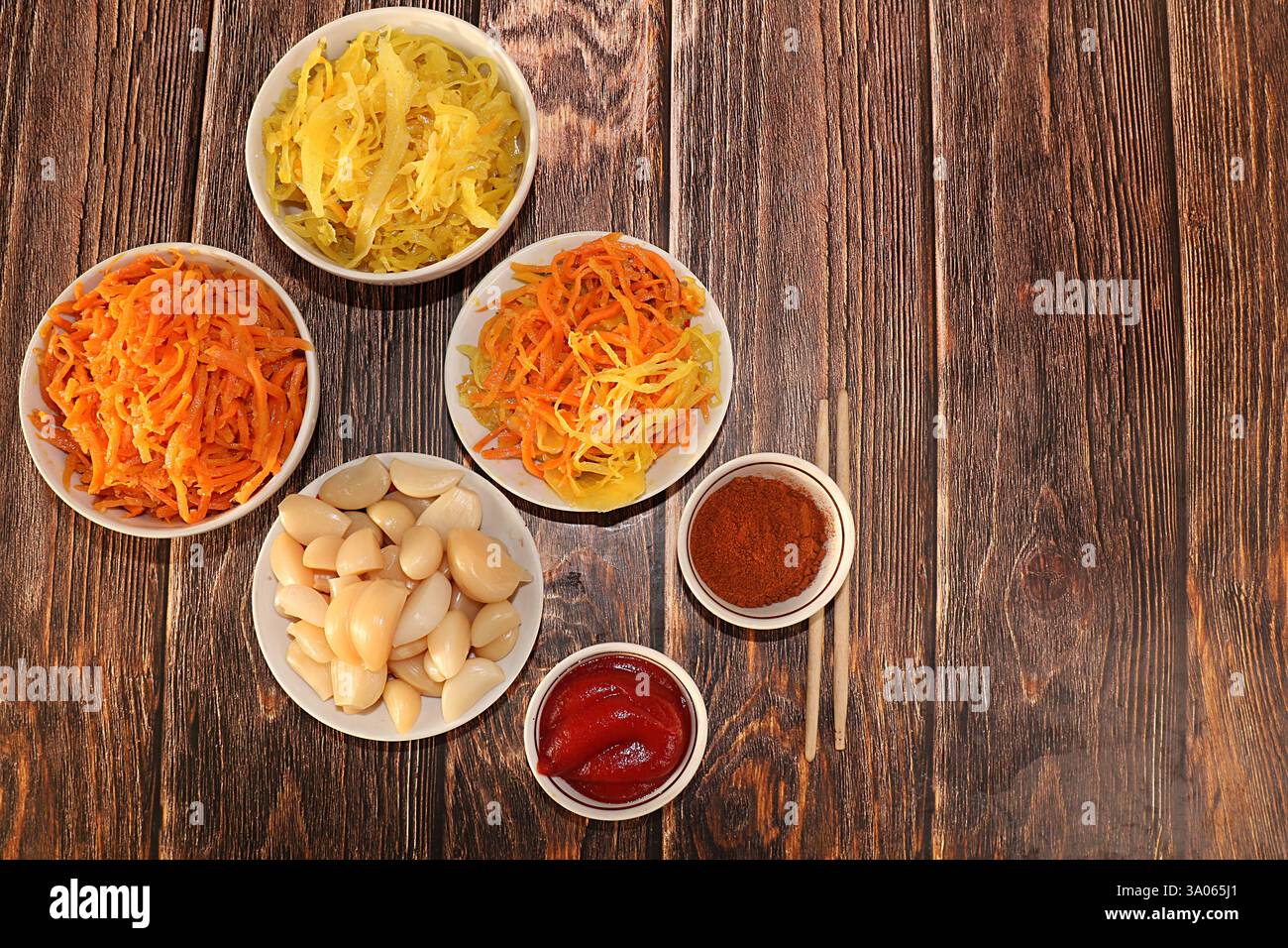 Koreanische Beilagen für ein Barbecue-Abendessen - Kimchi und verschiedene Arten von Gemüse, eine Reihe von fermentierten Lebensmitteln nützlich für die Darmgesundheit - Ansicht von oben Stockfoto