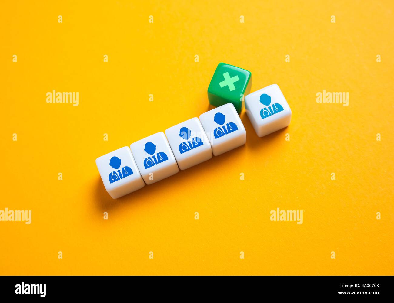 Einstellung neuer Ärzte. Mehr Beschäftigte im Gesundheitswesen anziehen. Wachsende Anforderungen an das Gesundheitswesen. Die Personalausstattung im Krankenhaus und die Verbesserung des Gesundheitssystems zielen darauf ab Stockfoto