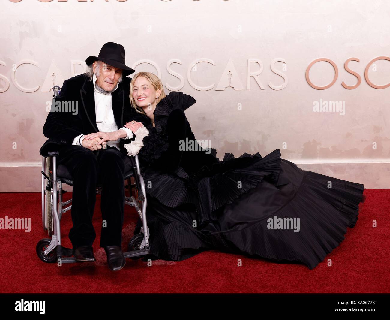 Los Angeles, Usa. März 2025. (L-R) Edward Lachman und Gast kommen am Sonntag, den 2. März 2025, auf dem roten Teppich für die 97. Academy Awards in der Hollywood-Sektion von Los Angeles an. Foto: John Angelillo/UPI Credit: UPI/Alamy Live News Stockfoto