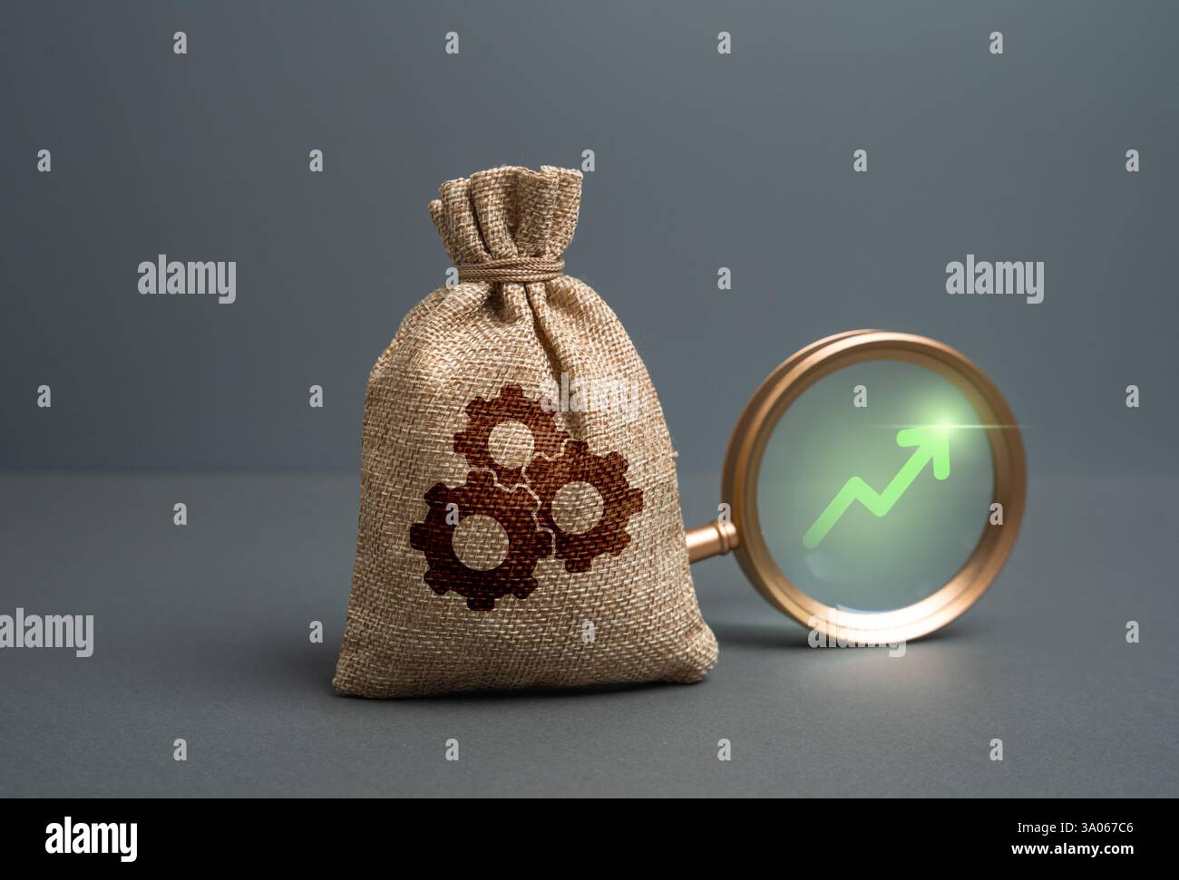 Eine Tüte technischer Komponenten und ein grüner Pfeil nach oben. Konzept steigender Preise für Teile, steigender Stückzahlen und höherer Produktqualität. Markt exkl Stockfoto