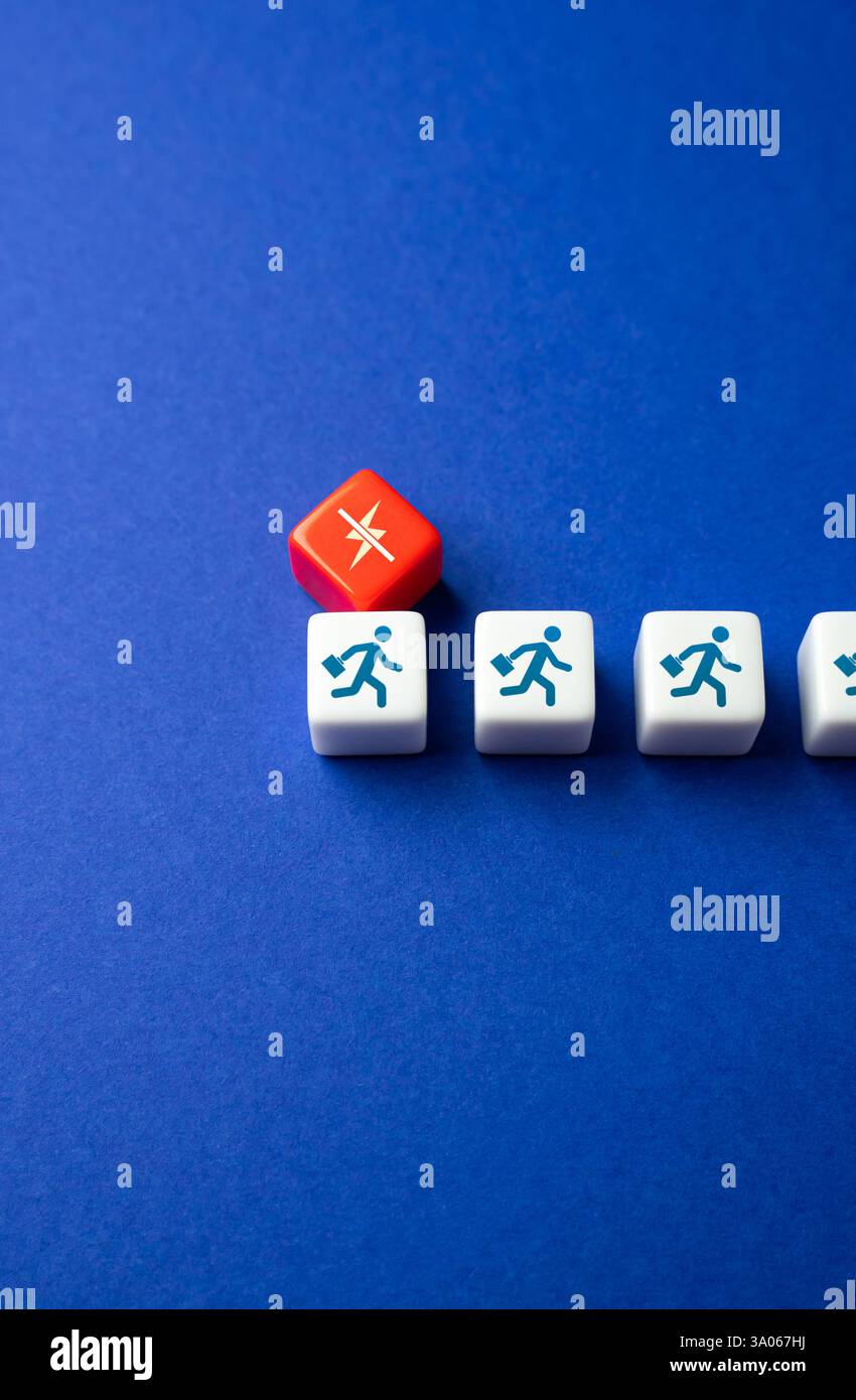 Es fehlt an Energie, um weiter zu arbeiten und mit Konkurrenten zu konkurrieren. Burnout, Erschöpfung und sinkende Motivation behindern die Produktivität und den Wettbewerb im Unternehmen Stockfoto