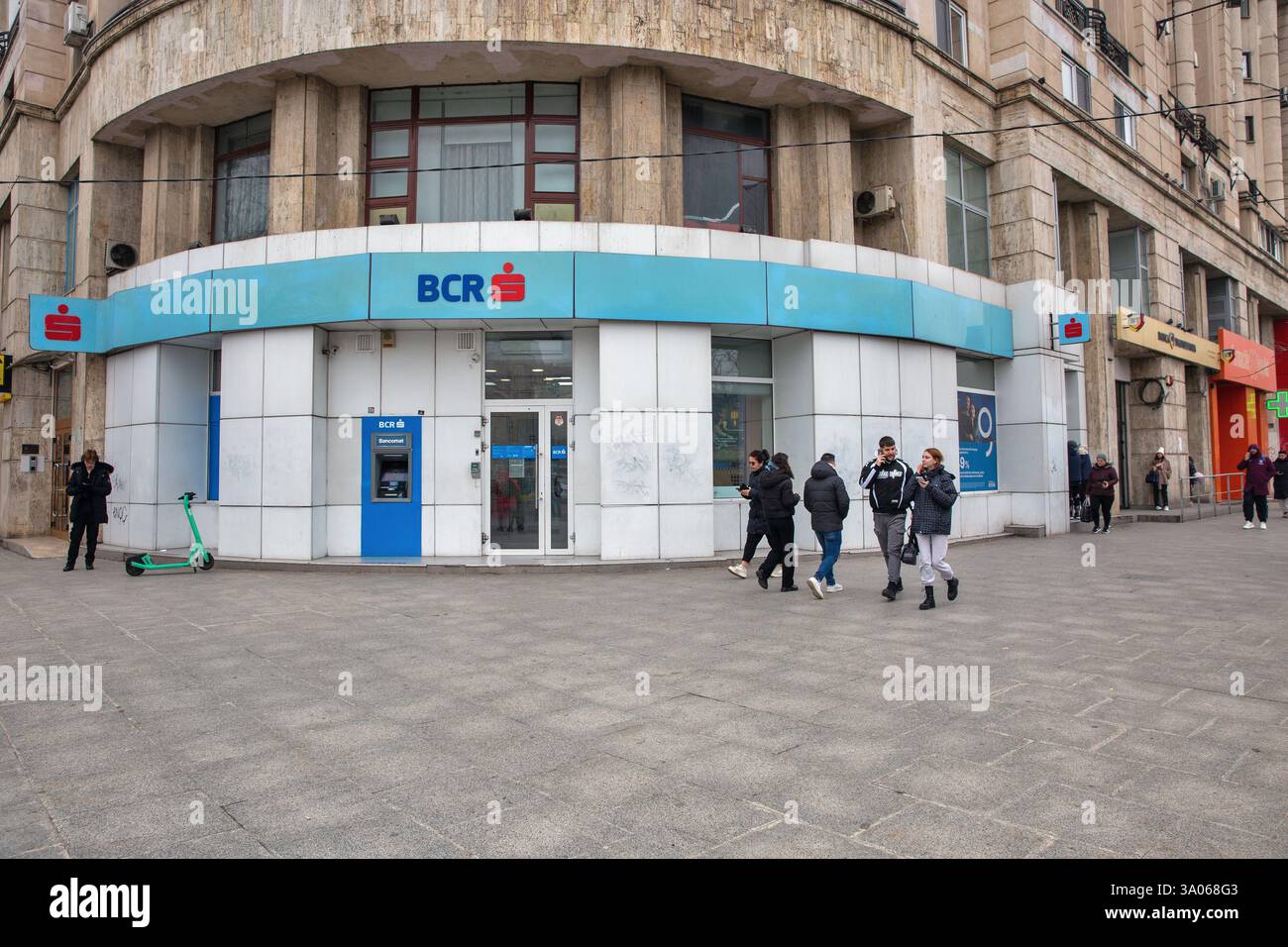 Bukarest, Rumänien - 31. Dezember 2024: Straßenfassade der BCR Bank in der Innenstadt. BCR ist eine rumänische Universalbank. Es ist eine der wichtigsten Banken in Stockfoto