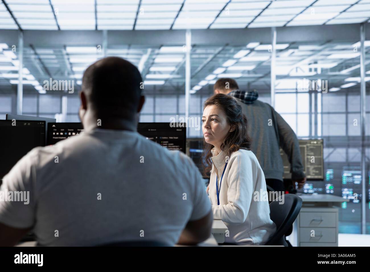 Manager, der den Serverraum überwacht, hält spontane Besprechungen ab, um mit Mitarbeitern zu sprechen. Vorgesetzter im Server-Hub, bittet um Aufmerksamkeit, den Mitarbeitern nach der Inspektion Feedback zu geben Stockfoto