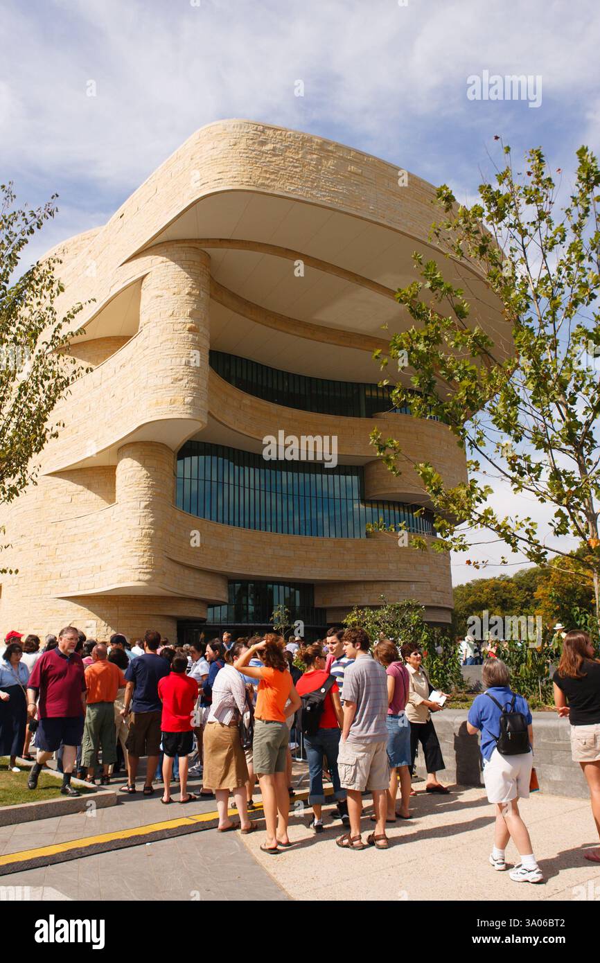 Am 25. September 2004 stehen die Leute für den Eintritt in das neue National Museum of the American Indian, während des ersten Amerikanischen Festivals, das anlässlich der großen Eröffnung des Museums in Washington, D.C. stattfand. (Foto: Jonathan Paul Larsen / Diadem Images) Stockfoto