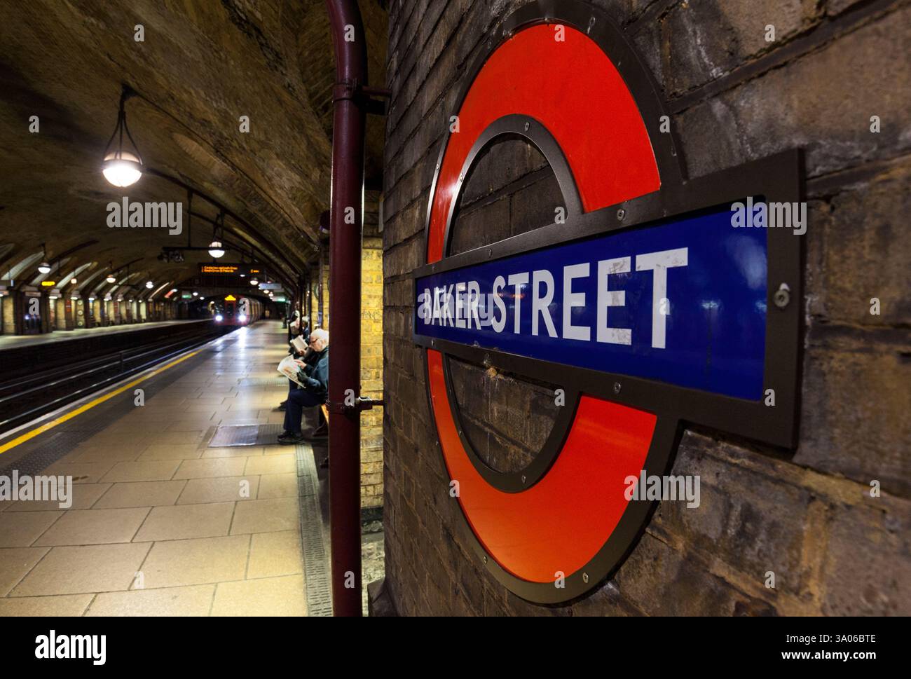 London Baker Street U-Bahn-Station District Line Zug Ankunft Stockfoto