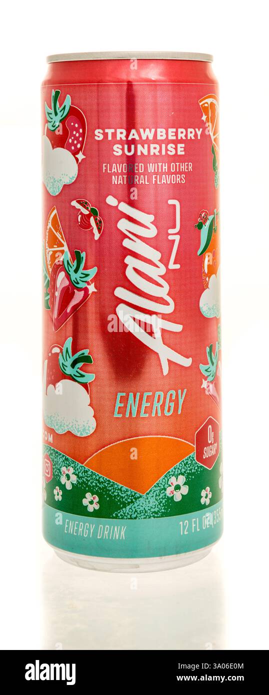 Winneconne, WI - 23. Februar 2025: Eine Dose Alani nu Energy Drink Erdbeere Sonnenaufgang auf einem isolierten Hintergrund. Stockfoto