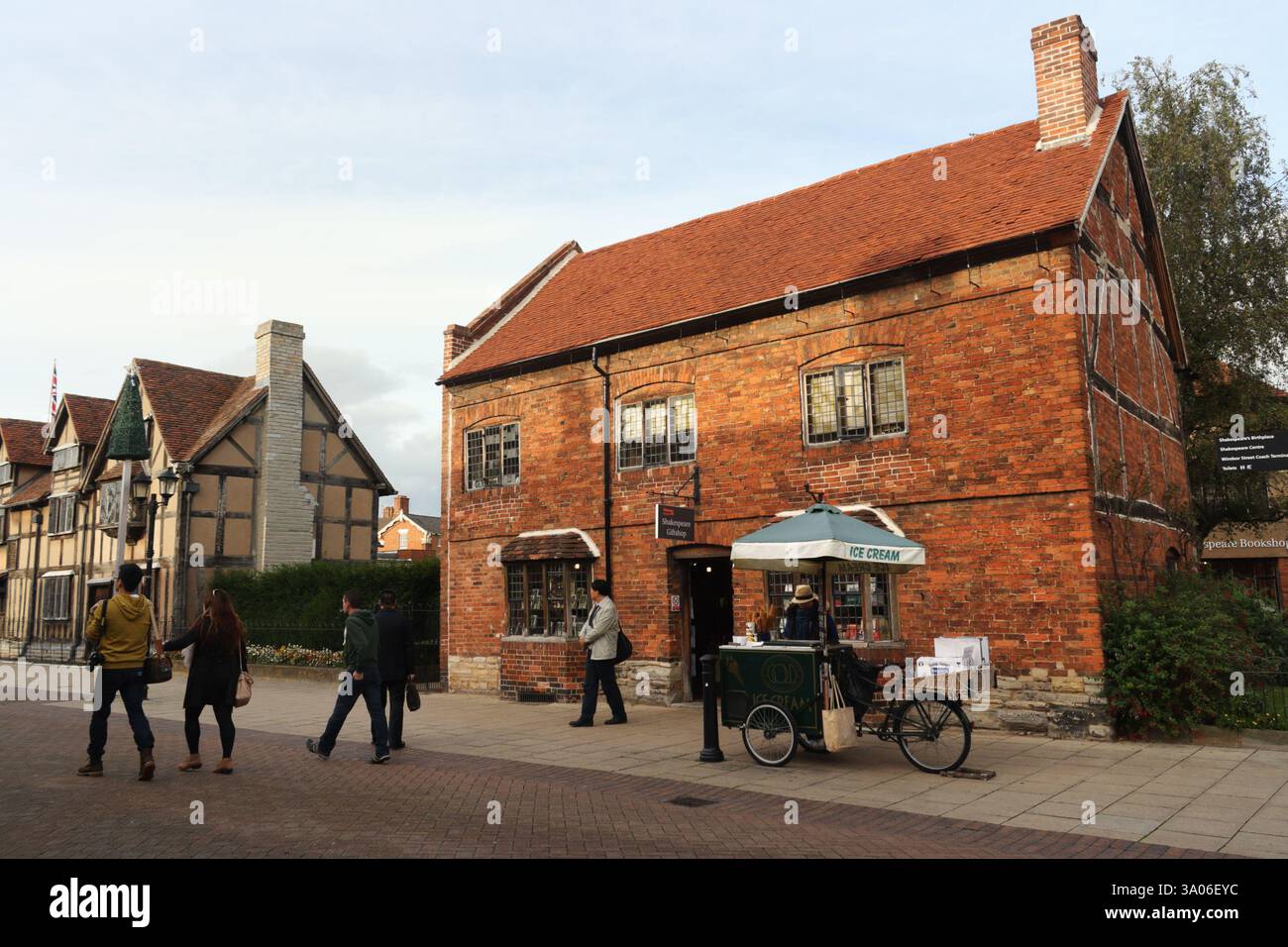 Touristen gehen entlang Henley Street, Stratford upon Avon, England UK Shakespeares Giftshop, englische Stadtstraße Stockfoto
