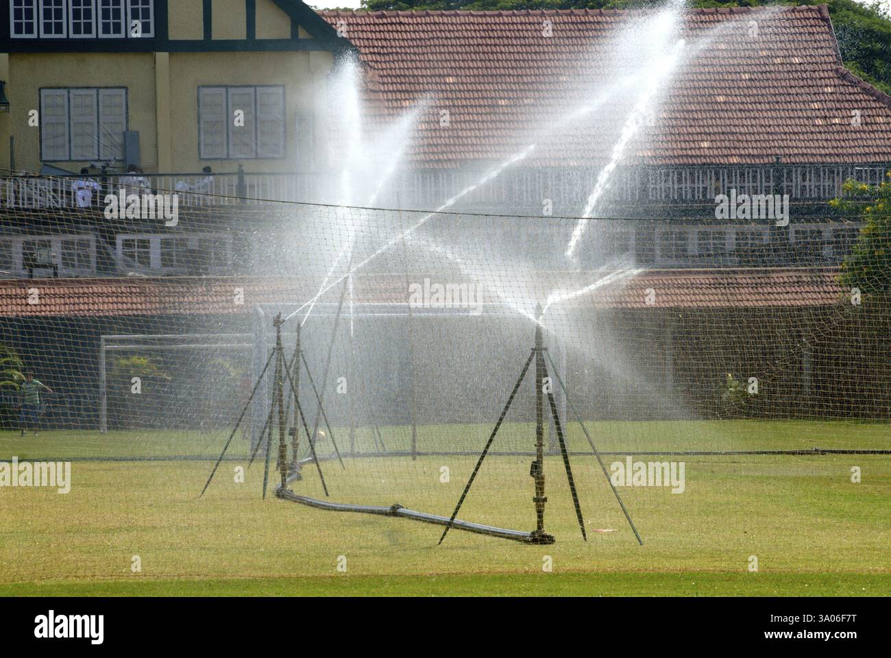 Sprinkleranlage, die Wasser für üppiges grünes Gras im Garten von Bombay Gymkhana in Azad Maidan, Bombay, sprengt Stockfoto