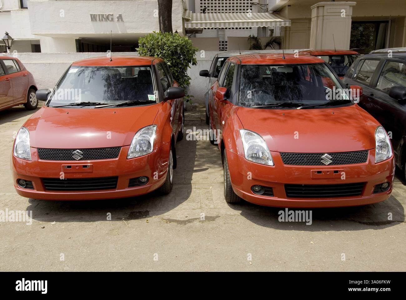 Rote Maruti flog Autos Stockfoto