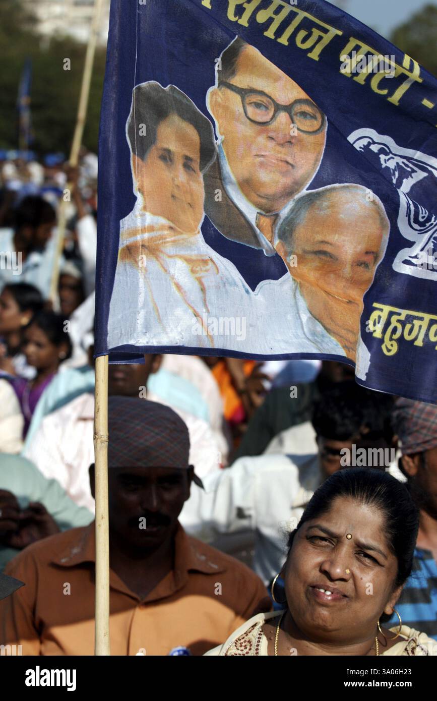 Unterstützer der Bahujan Samaj Party BSP, die Flagge in der Wahlkampfkundgebung in Bombay hält Stockfoto
