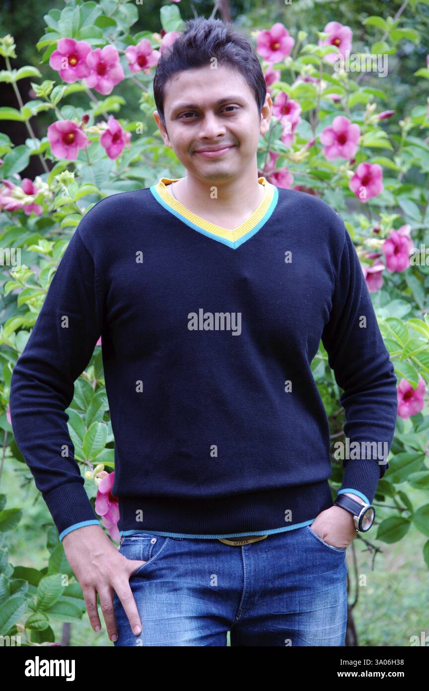 Indischen jungen Mann im Garten Herr #782W Stockfoto