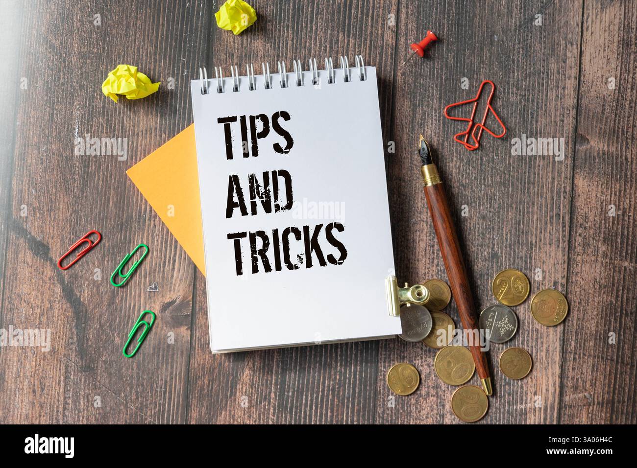 Holzblöcke mit den Worten Tipps und Tricks. Symbol für Tipps und Tricks. Schöner blauer marineblauer Hintergrund. Geschäftskonzept und Unternehmensberatung. Spa kopieren Stockfoto