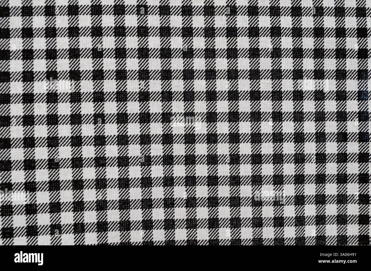 Nahaufnahme eines Schachbrettstoffes in Schwarz-weiß. Mit Stoffdetails und gekreuztem Muster Stockfoto