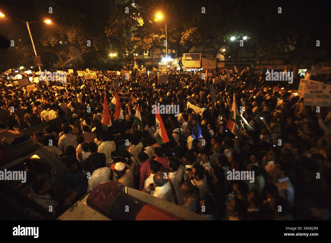 Tausende von Mumbaikars Teil Massenprotest März Gateway Terroranschlag von Deccan Mudschaheddin am 26. November 2008 in Bombay Stockfoto